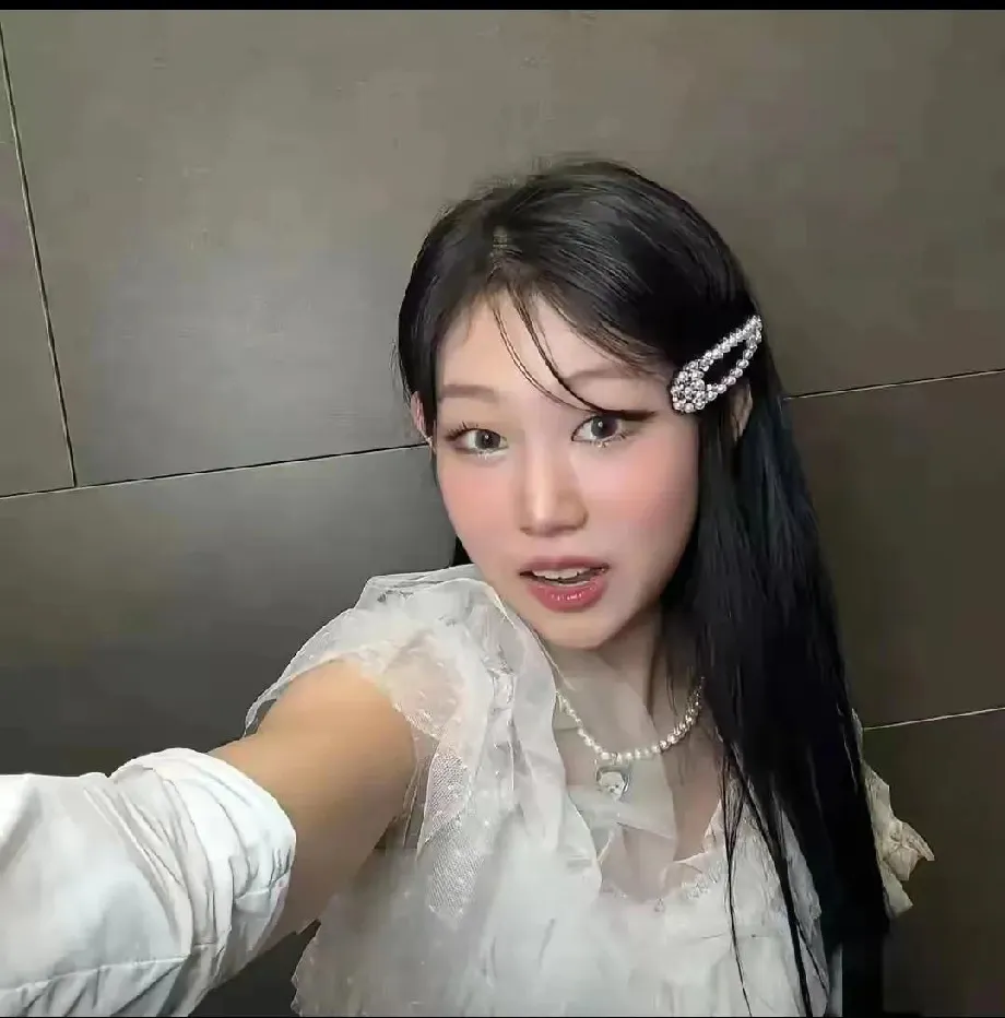 韩国的包装确实高明!小沈阳的女儿沈佳润越来越像韩国偶像张元英,看起来非常漂亮!